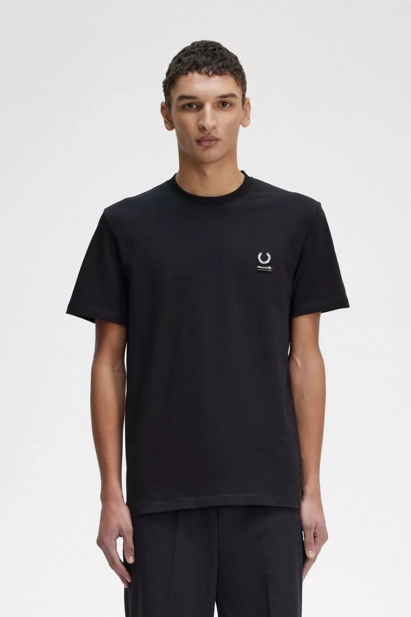 Fred Perry Enamel Pin Men’s T-Shirt Black DMGLR8754 Fred Perry Enamel Pin Men’s T-Shirt Black DMGLR8754